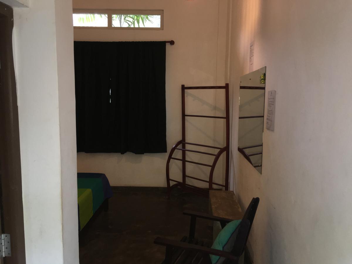 Colombo Beach Hostel Dehiwala-Mount Lavinia ภายนอก รูปภาพ